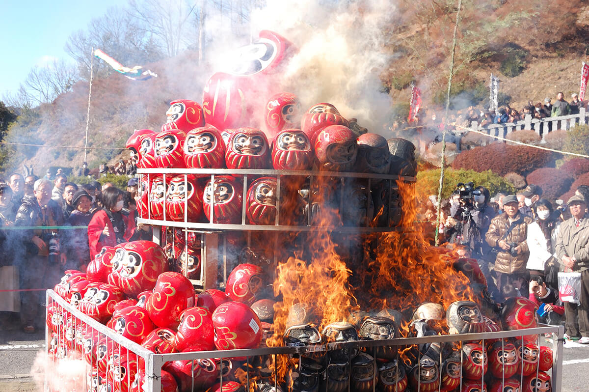 大龍寺のだるま供養